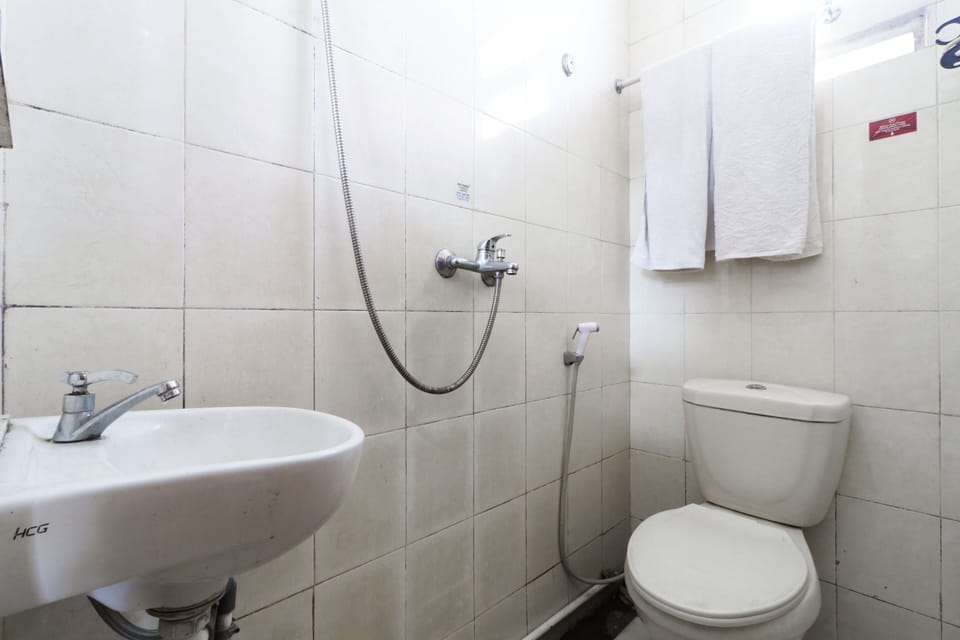 Standard Twin Room | Bathroom | Shower, towels