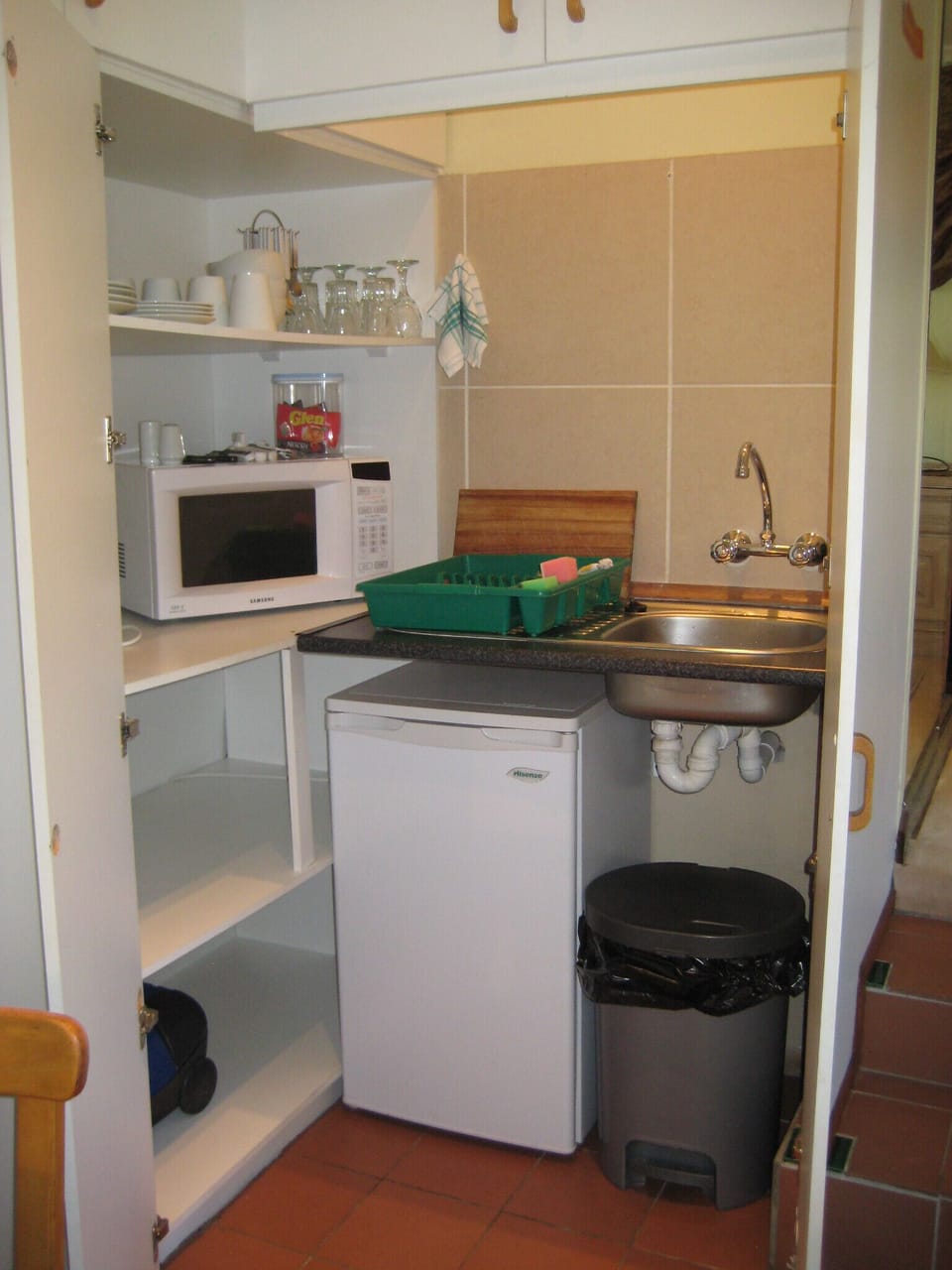 Room (Fountain) | Private kitchen | Fridge, microwave, electric kettle, cookware/dishes/utensils