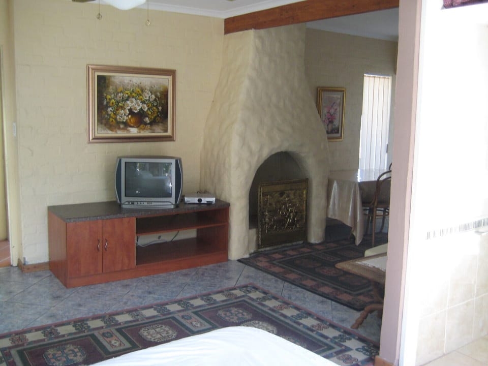 Exclusive Double Room (Top Unit) | Iron/ironing board, free WiFi, bed sheets