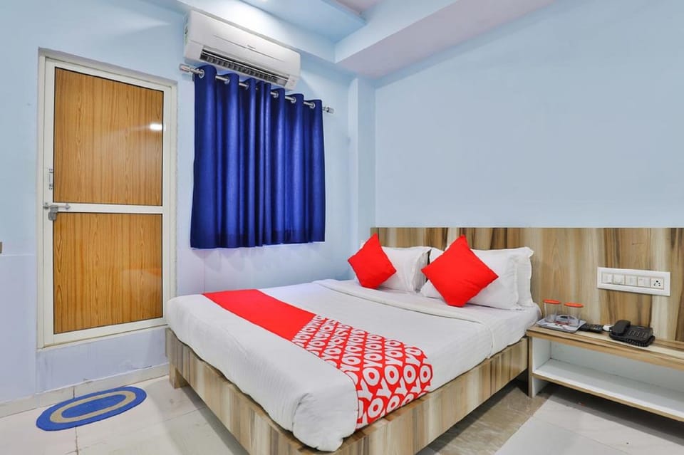 Deluxe Double Room, City View | 1 bedroom, in-room safe, desk, rollaway beds