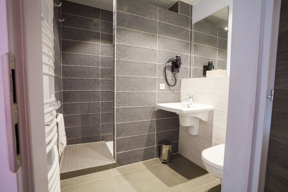 Shower, free toiletries, hair dryer, towels