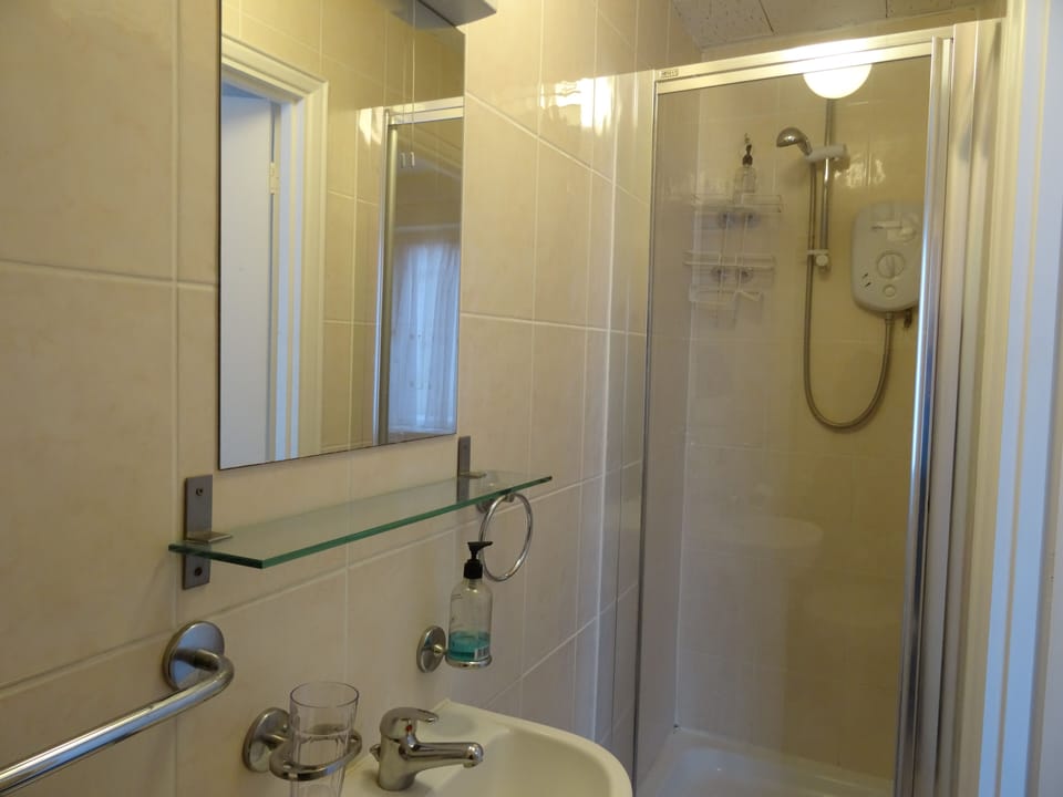 Single Room, Shared Bathroom | Bathroom | Free toiletries, hair dryer, towels