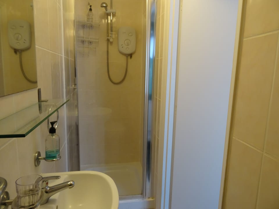Quadruple Room, 2 Double Beds, Ensuite | Desk, iron/ironing board, free WiFi, bed sheets