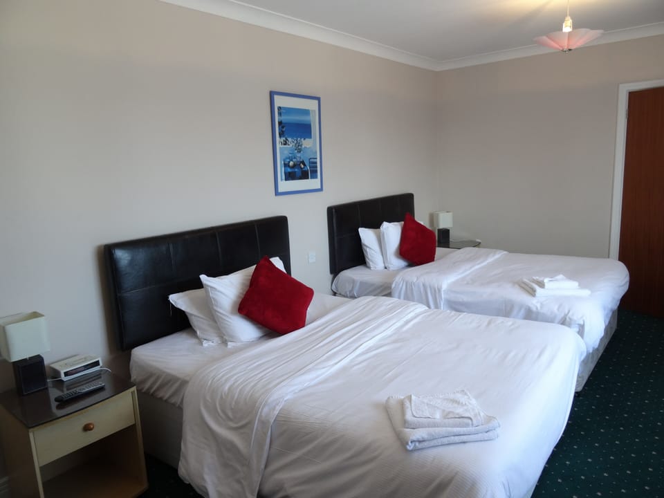 Quadruple Room, 2 Double Beds, Ensuite | Desk, iron/ironing board, free WiFi, bed sheets