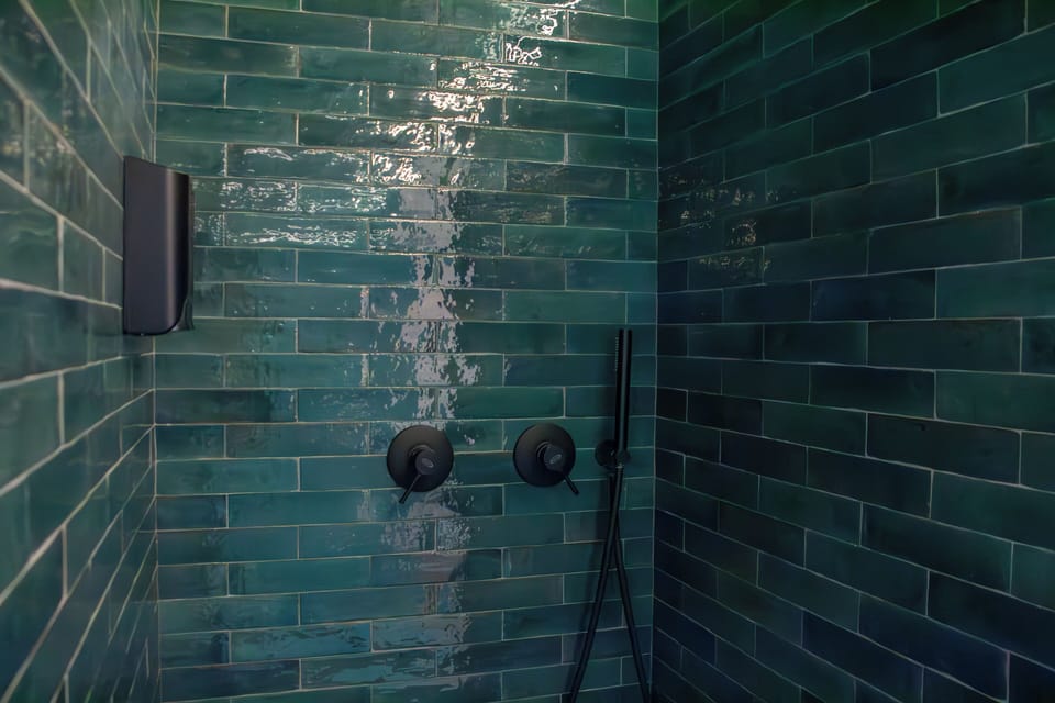 Junior Room, 1 King Bed | Bathroom | Hair dryer, bidet, towels, soap