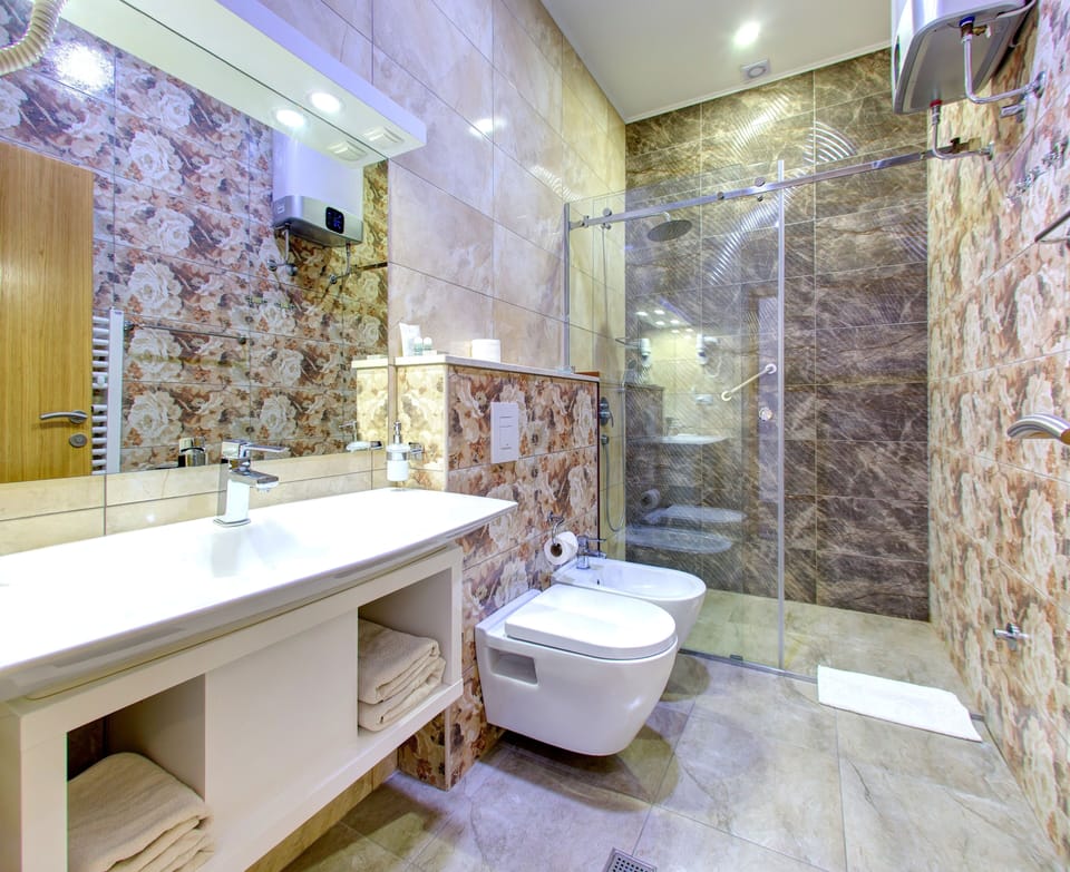 Superior Double Room | Bathroom | Shower, rainfall showerhead, free toiletries, hair dryer