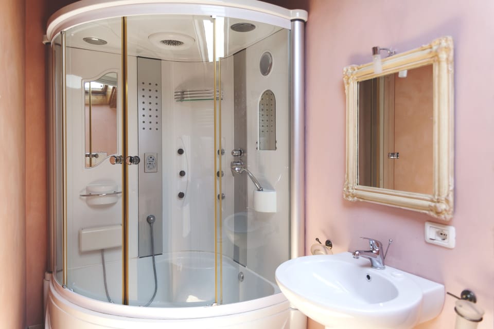 Comfort Double or Twin Room | Bathroom | Shower, free toiletries, hair dryer, bidet