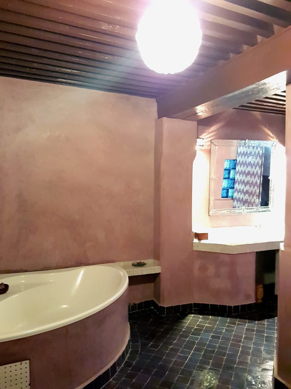Double Room (Salma) | Bathroom | Free toiletries, hair dryer, bathrobes, towels