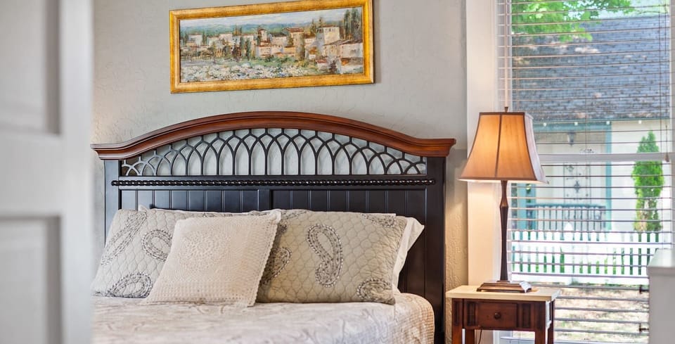 Guest room #1 - Queen bed
