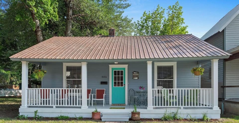 This location cannot be beat, downtown and ready for you to vacation!