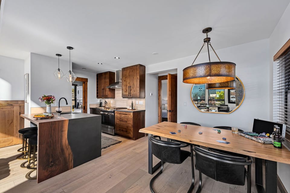 Fully equipped kitchen with dining table
