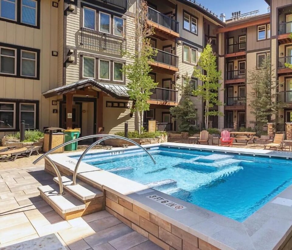 Amenities deck - Enjoy a nice relaxing dip in the hot tub.