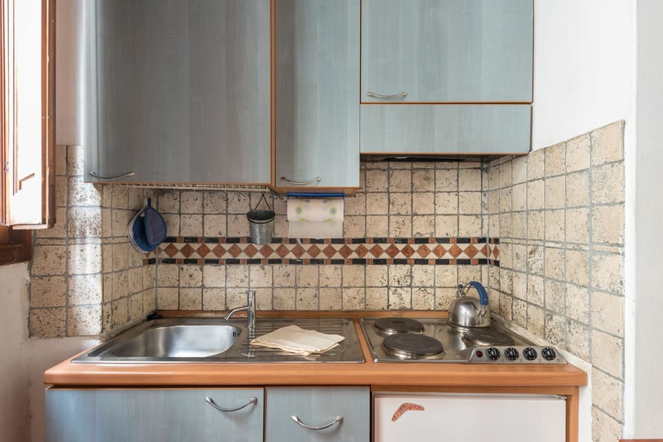 Studio | Private kitchen | Fridge, stovetop, toaster, cookware/dishes/utensils