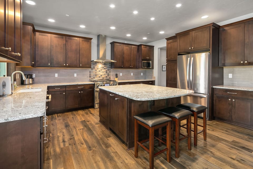 Fairway Lodge - Large granite kitchen with stainless appliances and seating for 3.