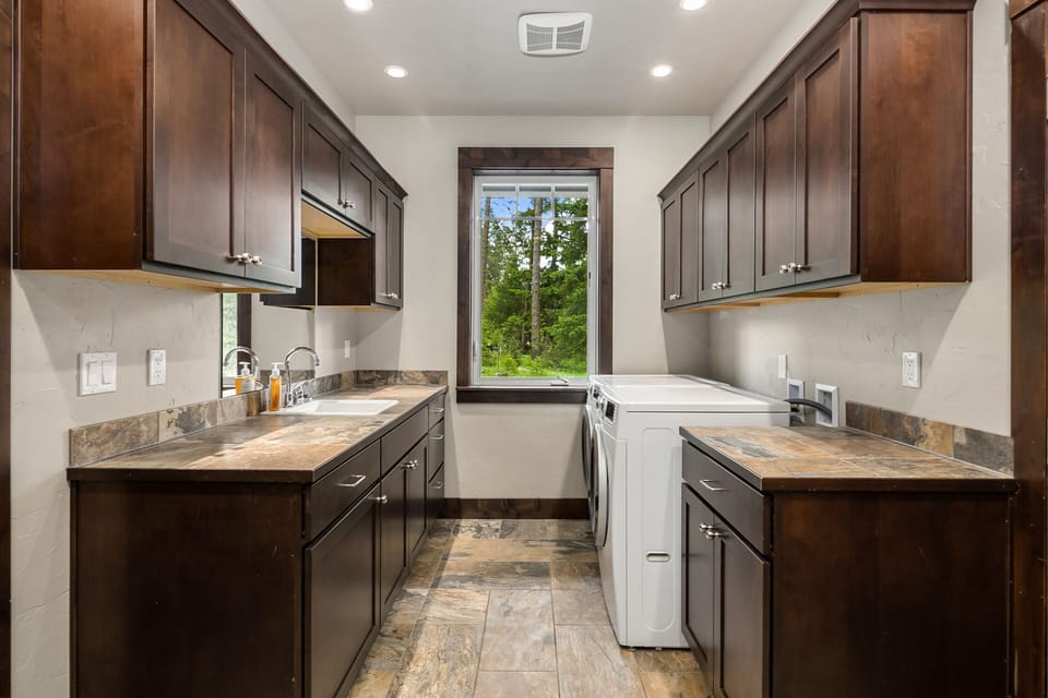 Fairway Lodge - Laundry Room.