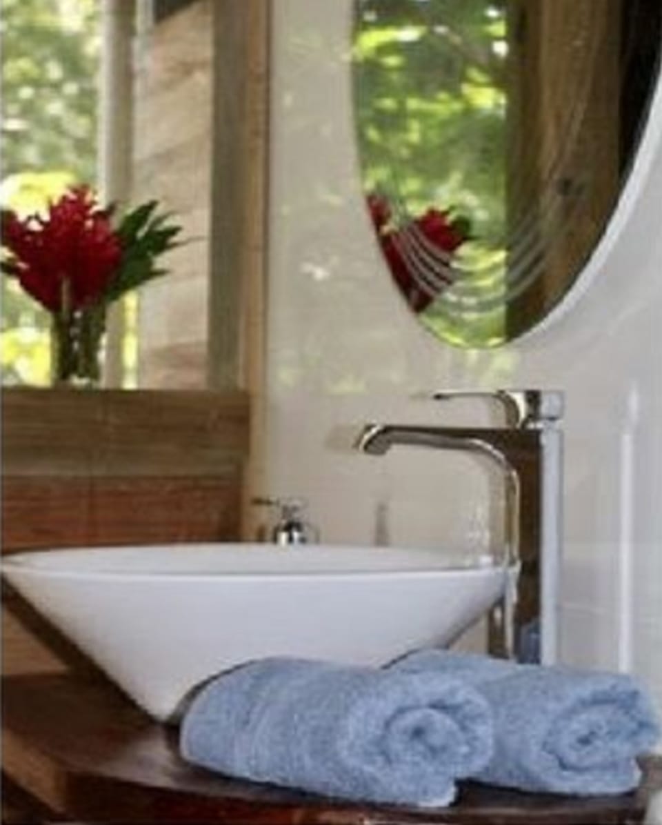 Deluxe Room, Sea View | Bathroom | Shower, designer toiletries, soap, toilet paper