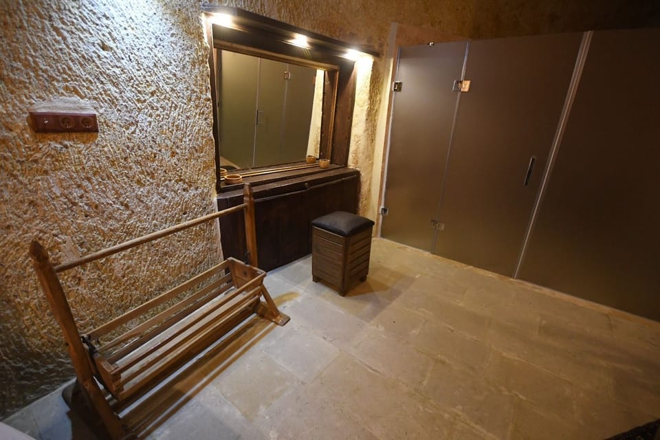 Stone Arch Room | Living area | 43-inch LCD TV with satellite channels