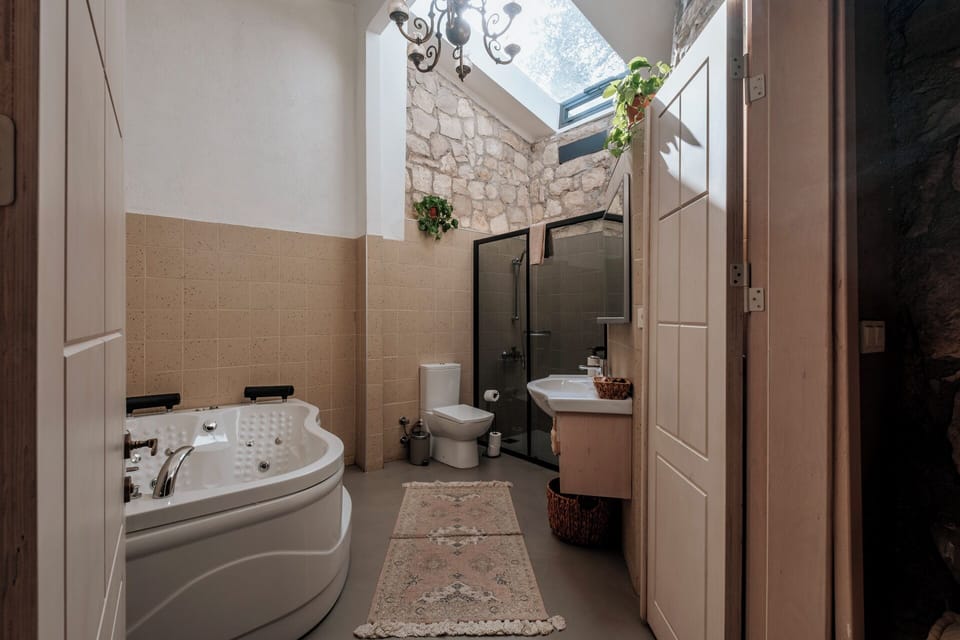 Manej Suite | Bathroom | Shower, eco-friendly toiletries, hair dryer, slippers