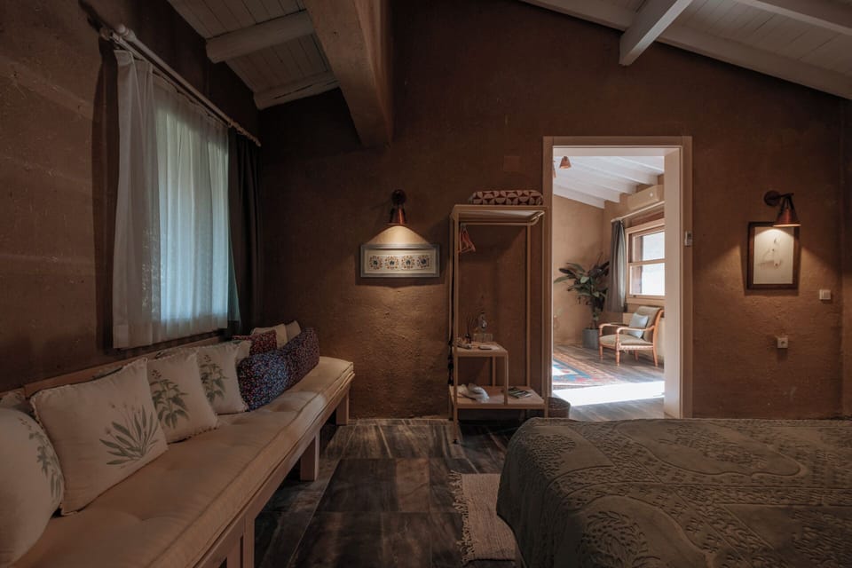 Deluxe Room | Individually decorated, individually furnished, free WiFi, bed sheets