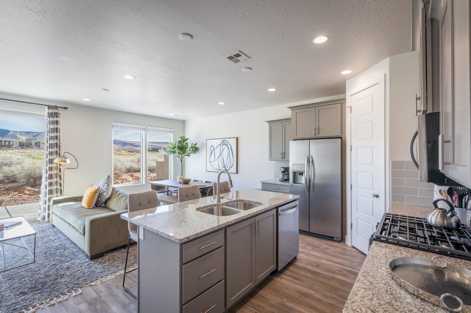 House, Multiple Beds (Retreat At The Ledges) | Private kitchen | Oven, electric kettle, toaster, highchair