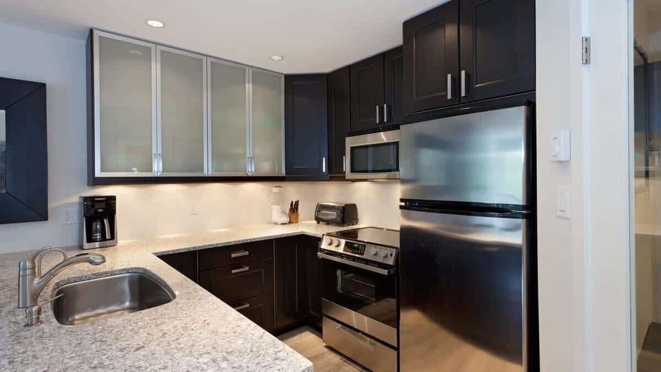 - Fully equipped kitchen featuring stainless steel appliances and granite countertops  
- Open layout perfect for preparing hearty meals after a day on the slopes  
- Includes coffee maker, oven, and ample storage for extended stays  
