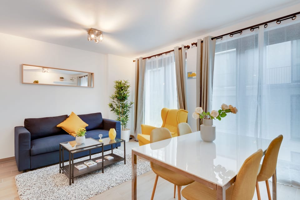 Deluxe Apartment | Living area | Flat-screen TV