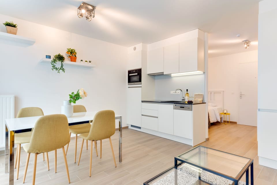 Deluxe Apartment | Living area | Flat-screen TV