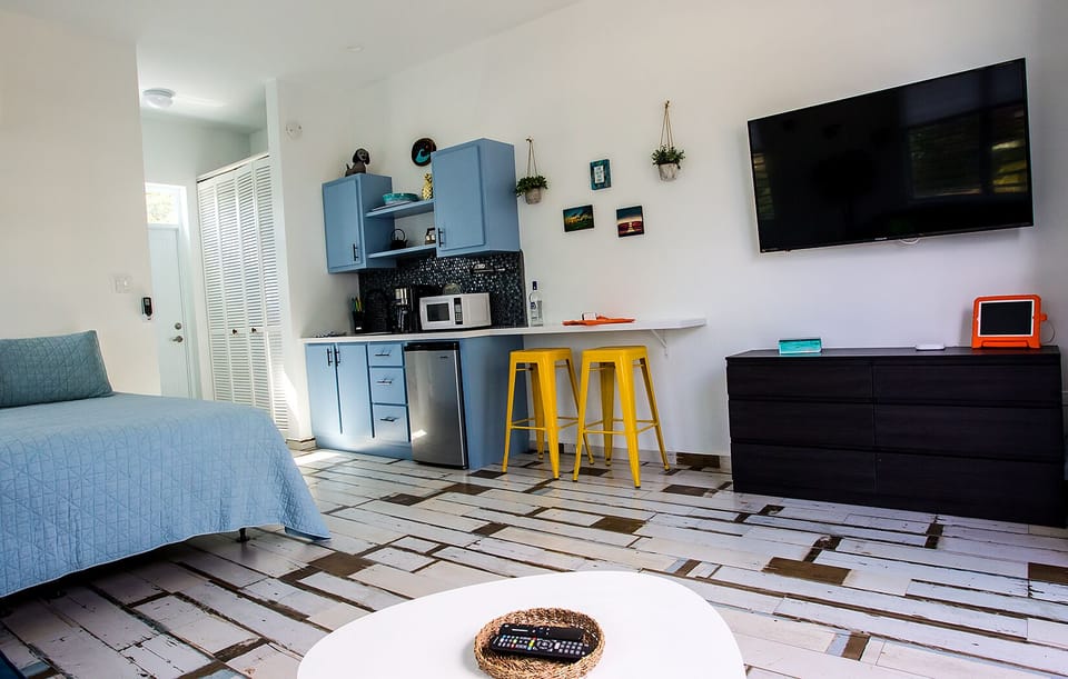 Kitchenette with dining area
