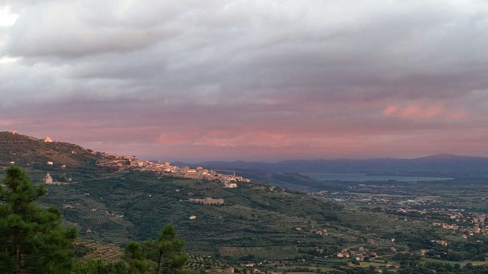Romantic cottage on a farm with a view of Cortona House in Tuscany