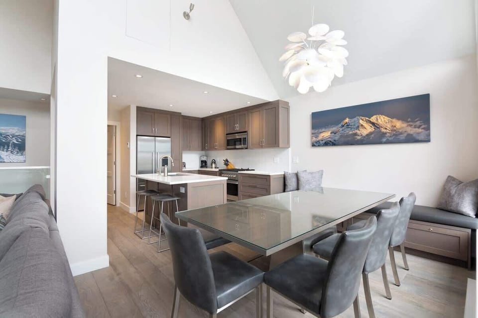 - Elegant dining area with panoramic alpine views  
- Whistler vacation home designed for social gatherings  
- Enjoy meals together in a bright mountain retreat  
