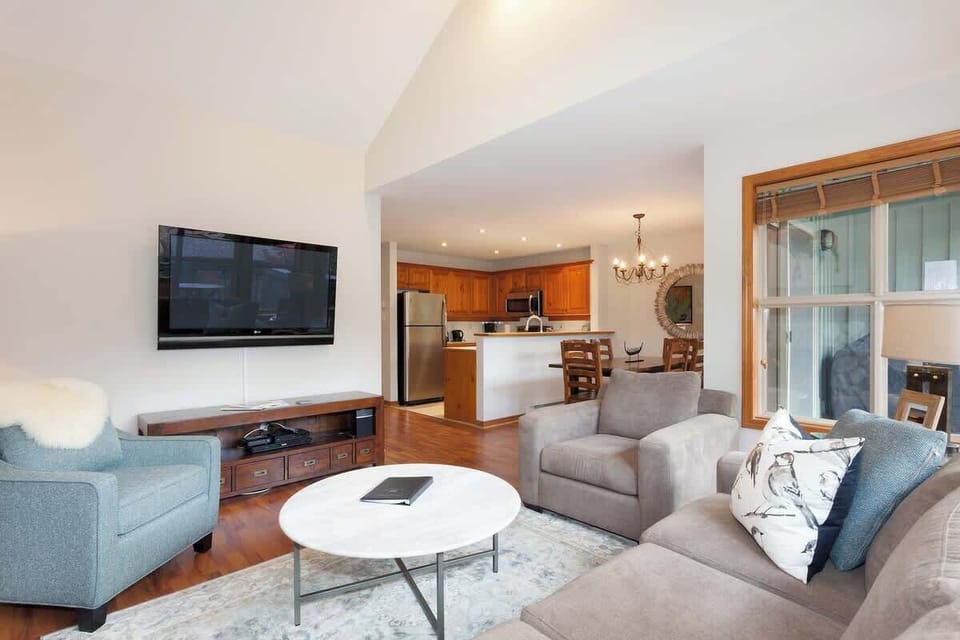 - Open concept living area flowing into kitchen and dining spaces  
- Cozy seating and mountain-inspired décor for laid-back comfort  
- Ideal layout for families and friends to relax together  
