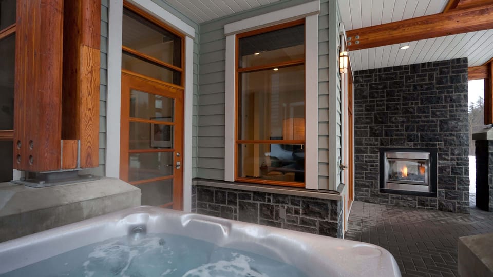 - Private outdoor hot tub beside a warm stone fireplace glow  
- Relax under the stars surrounded by snowy alpine air  
- Ideal après-ski retreat for ultimate comfort and warmth  
