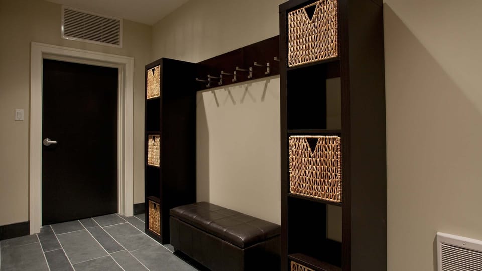 - Organized mudroom with hooks, bench seating, and storage baskets  
- Convenient space to store boots and outdoor gear neatly  
- Keeps your mountain getaway tidy and adventure-ready 