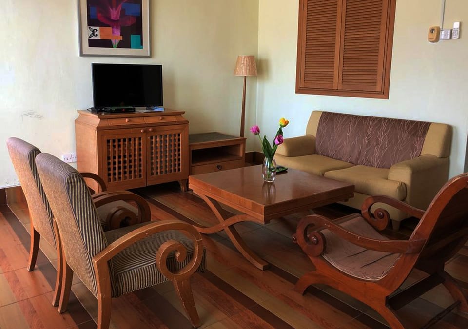 Superior Family Room | Living area | Flat-screen TV