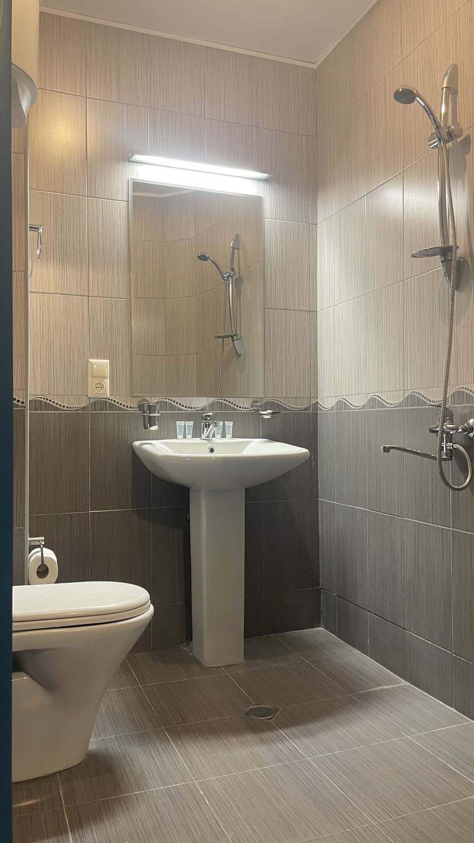 Shower, rainfall showerhead, free toiletries, slippers