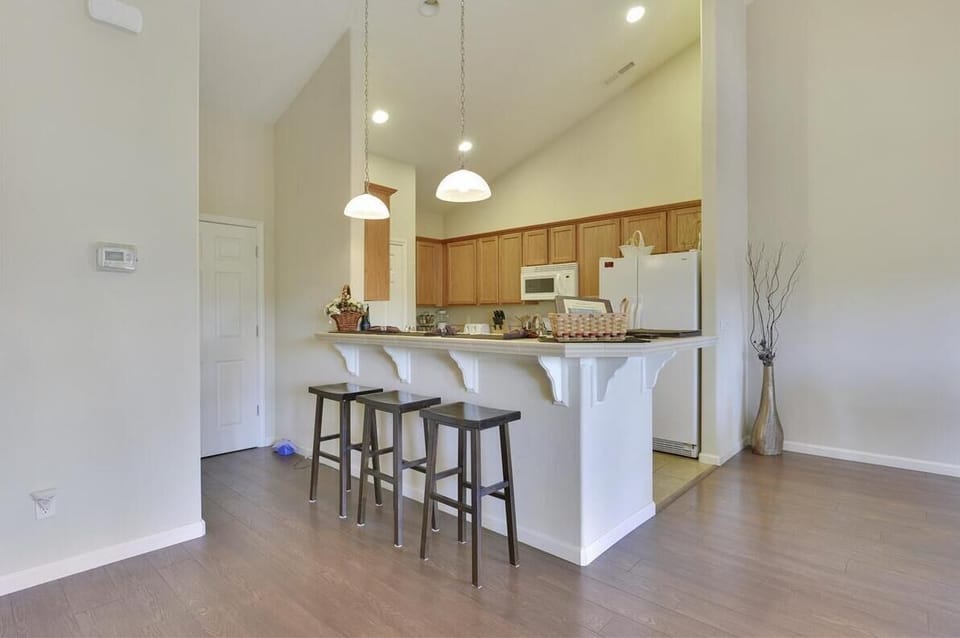 Wet bar/breakfast bar