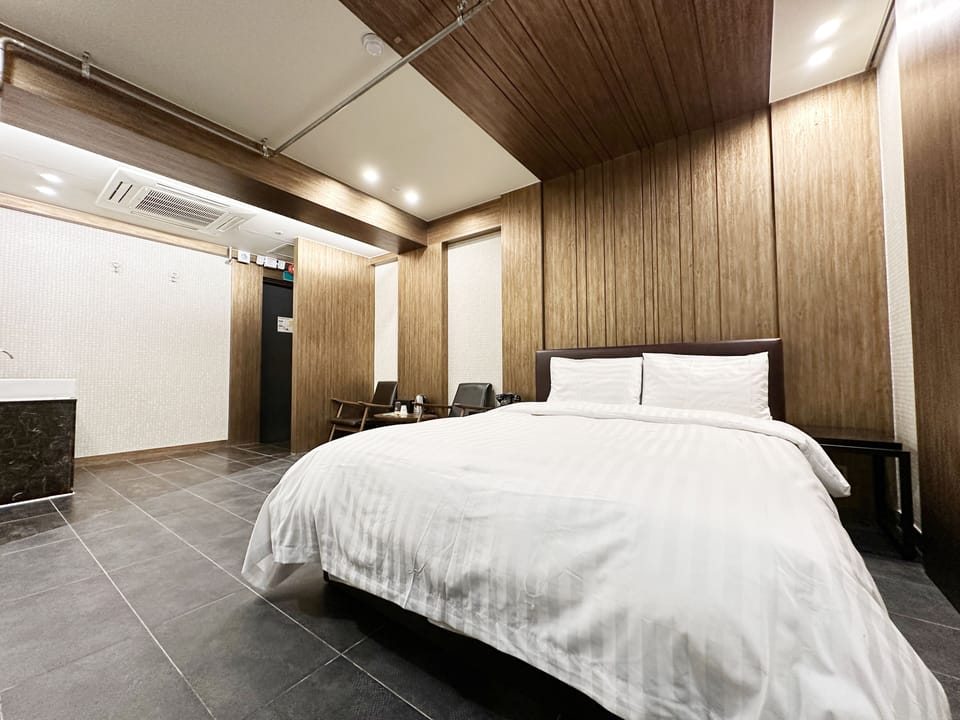 VIP Business (Twin) | Desk, free WiFi, bed sheets