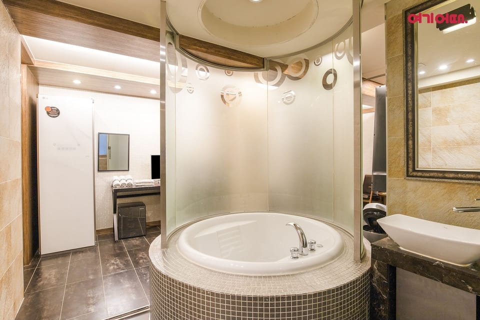 VIP Business (Twin) | Bathroom | Combined shower/tub, jetted tub, free toiletries, hair dryer