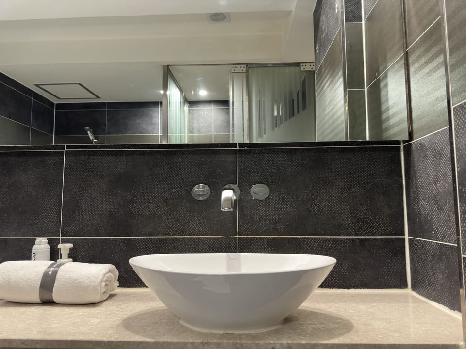Suite | Desk, free WiFi, bed sheets