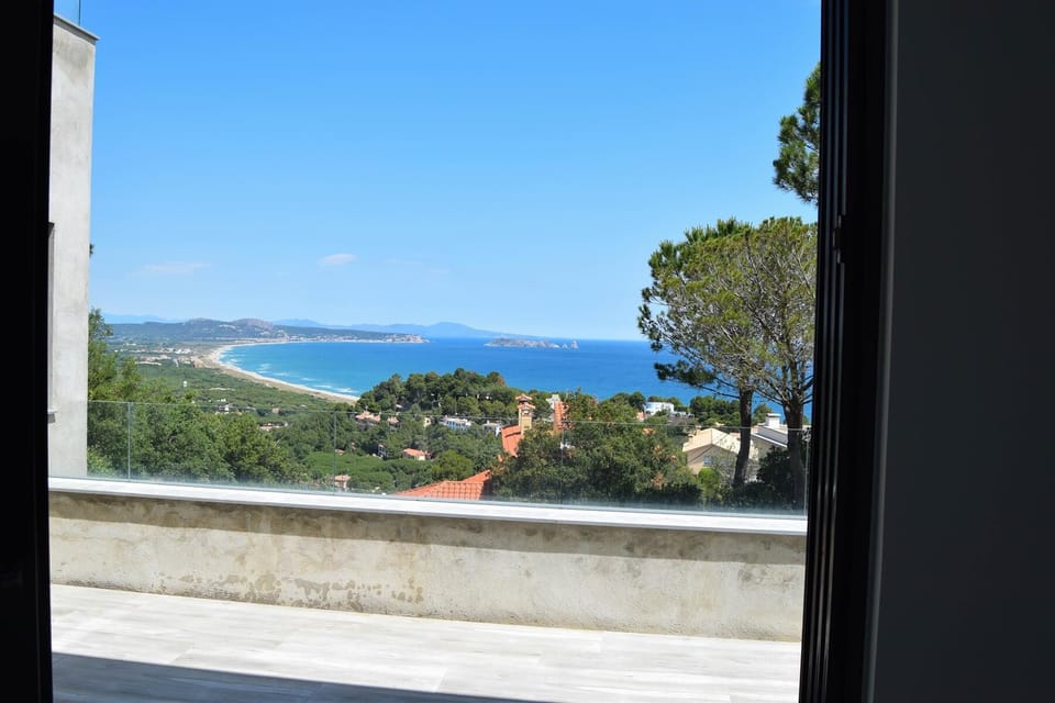Villa with sea views in SA RIERA-Begur. Capacity 12 people. Internet. Parquing.