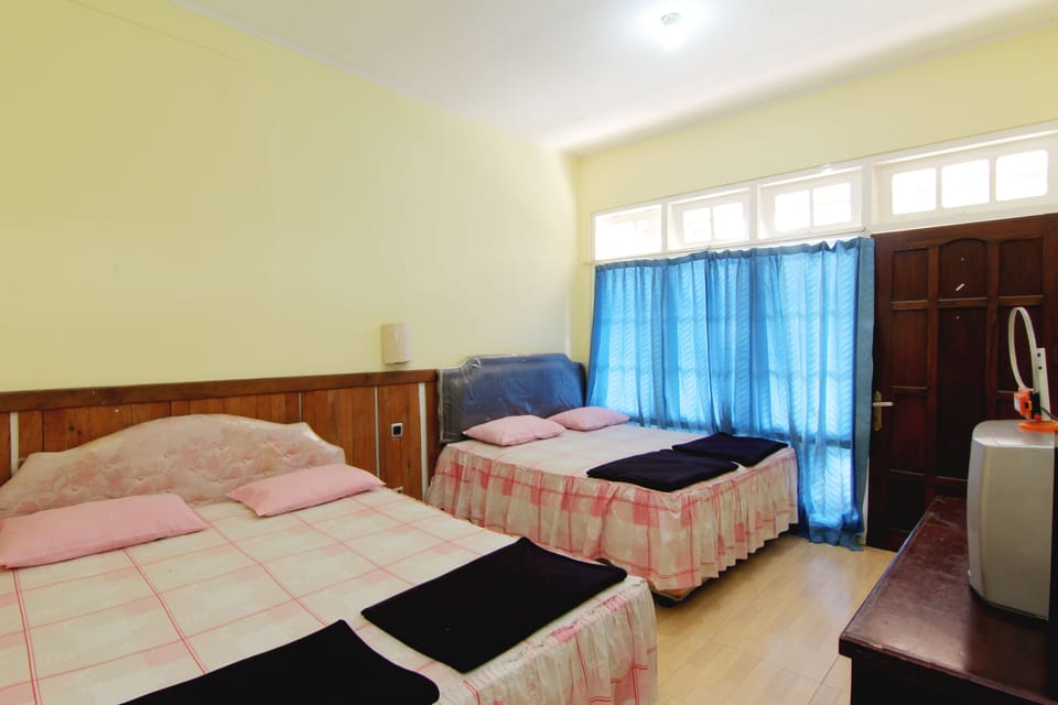 Standard Room | Desk