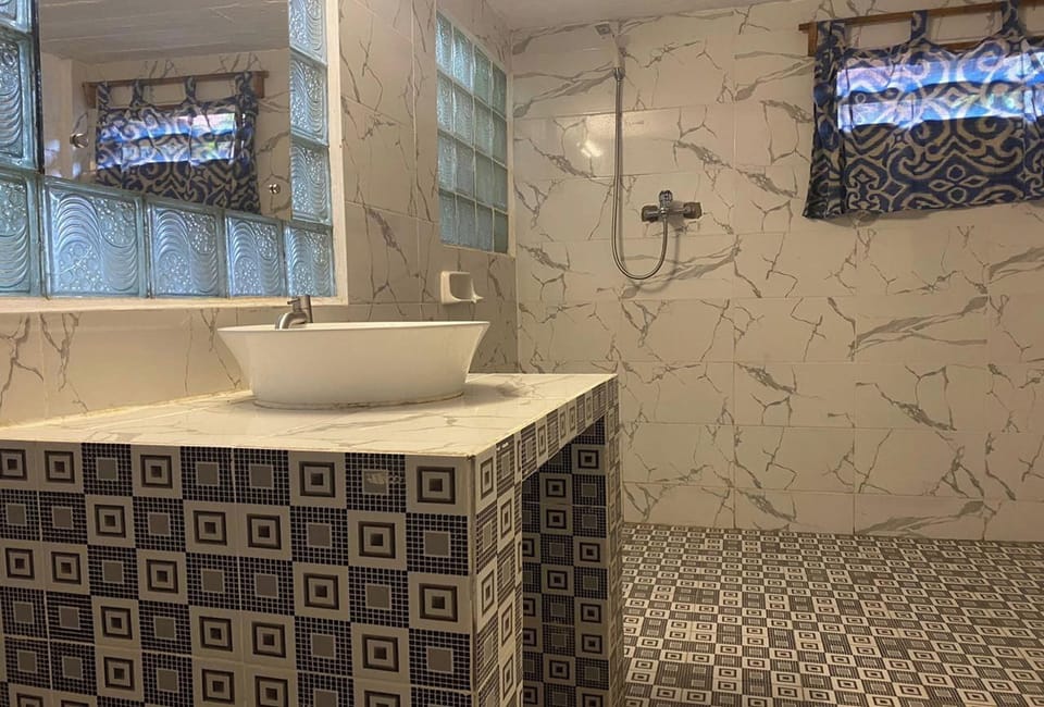 Family Room | Bathroom | Shower, towels