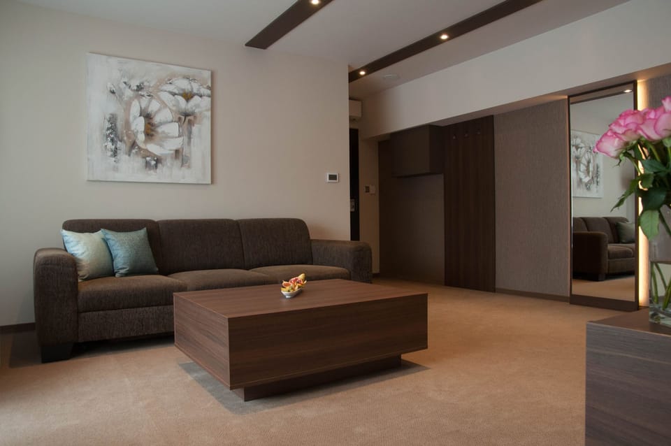Apartment | Living area | 104-cm LED TV with satellite channels, TV, heated floors