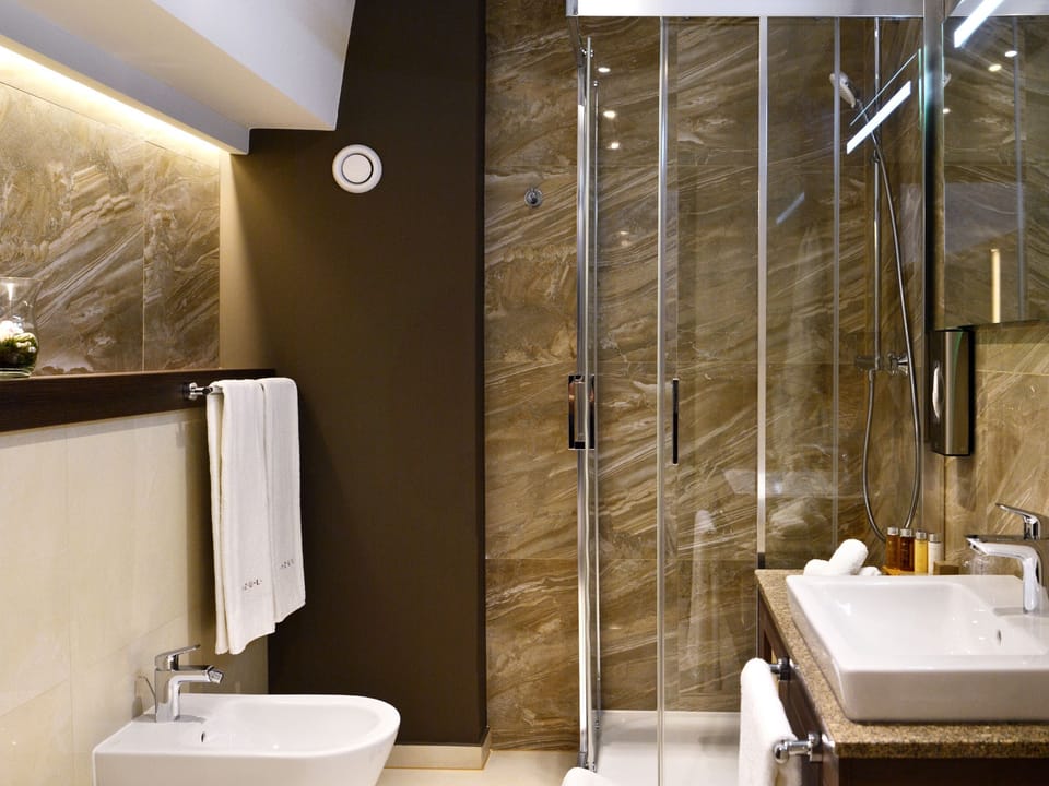 Apartment | Bathroom | Shower, rainfall showerhead, free toiletries, hair dryer