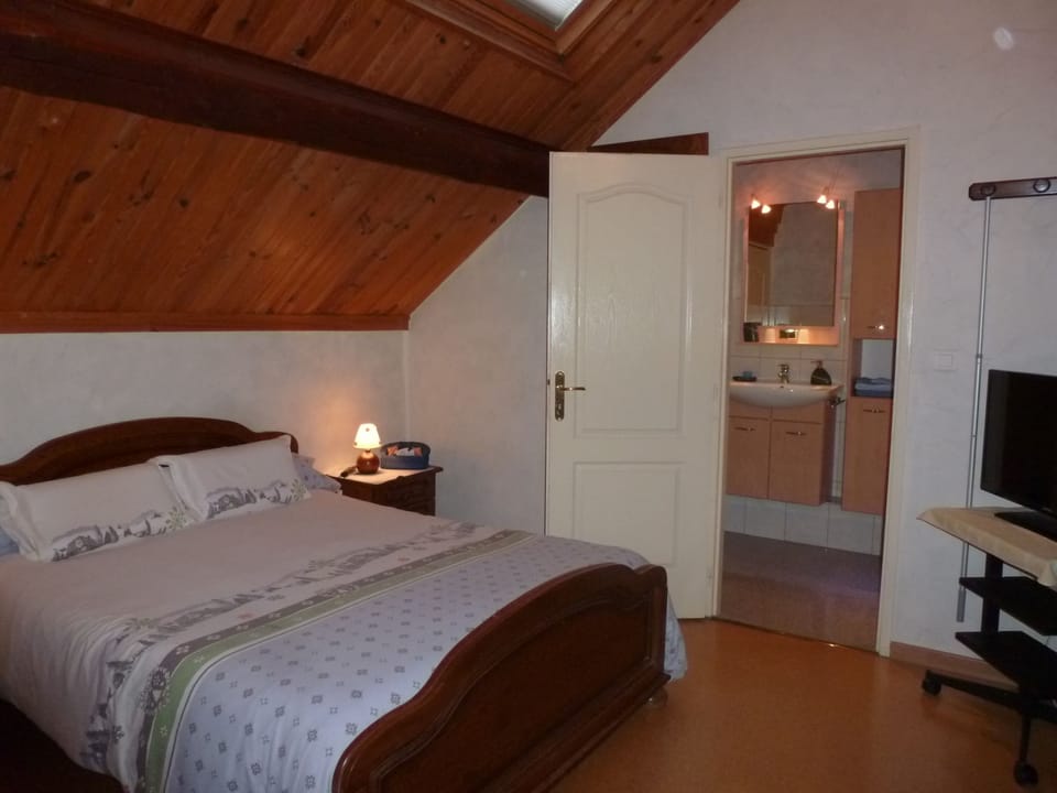 Room (Ciel d'Ete) | Individually decorated, individually furnished, free WiFi, bed sheets