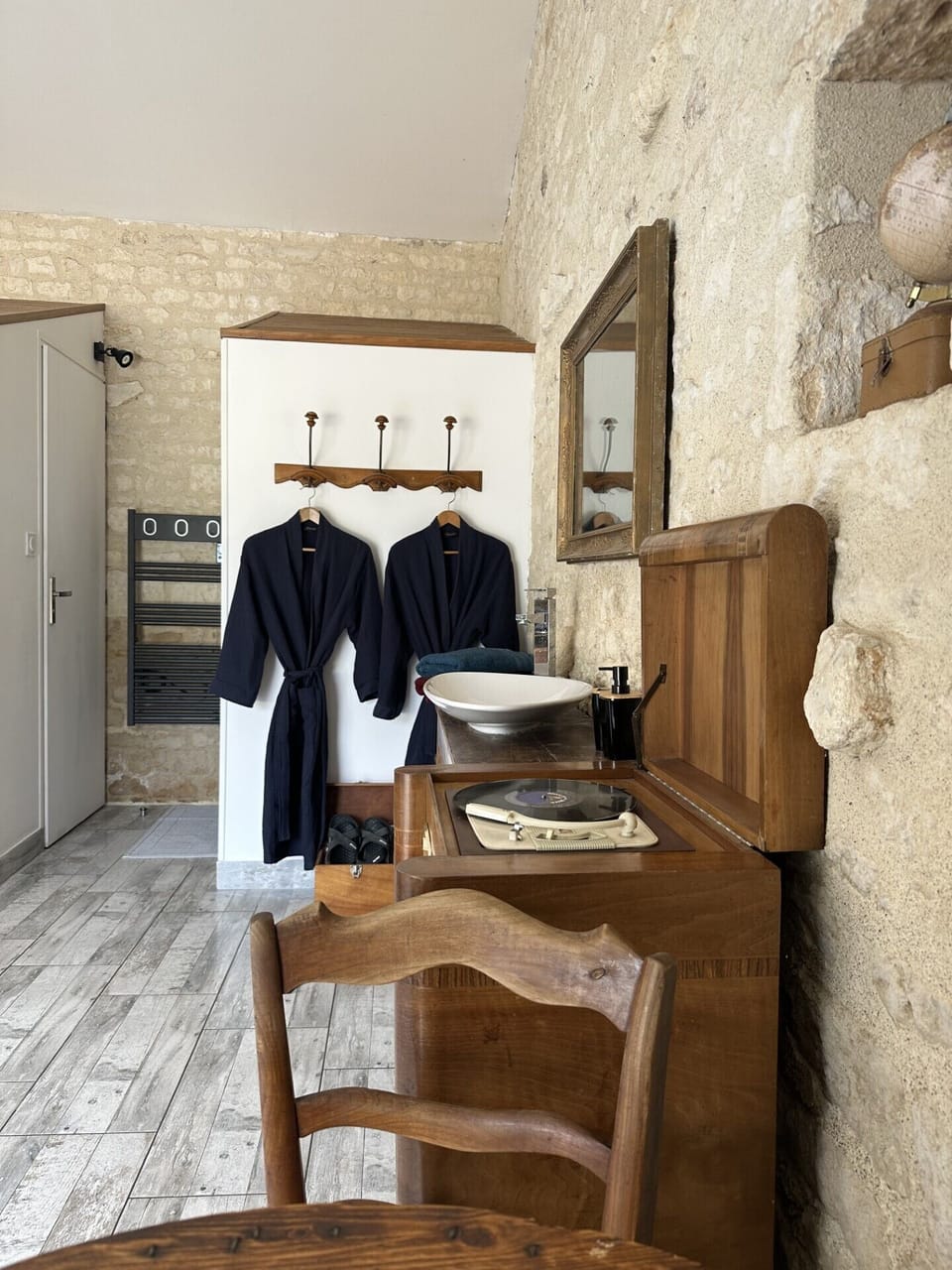 Shower, rainfall showerhead, free toiletries, hair dryer