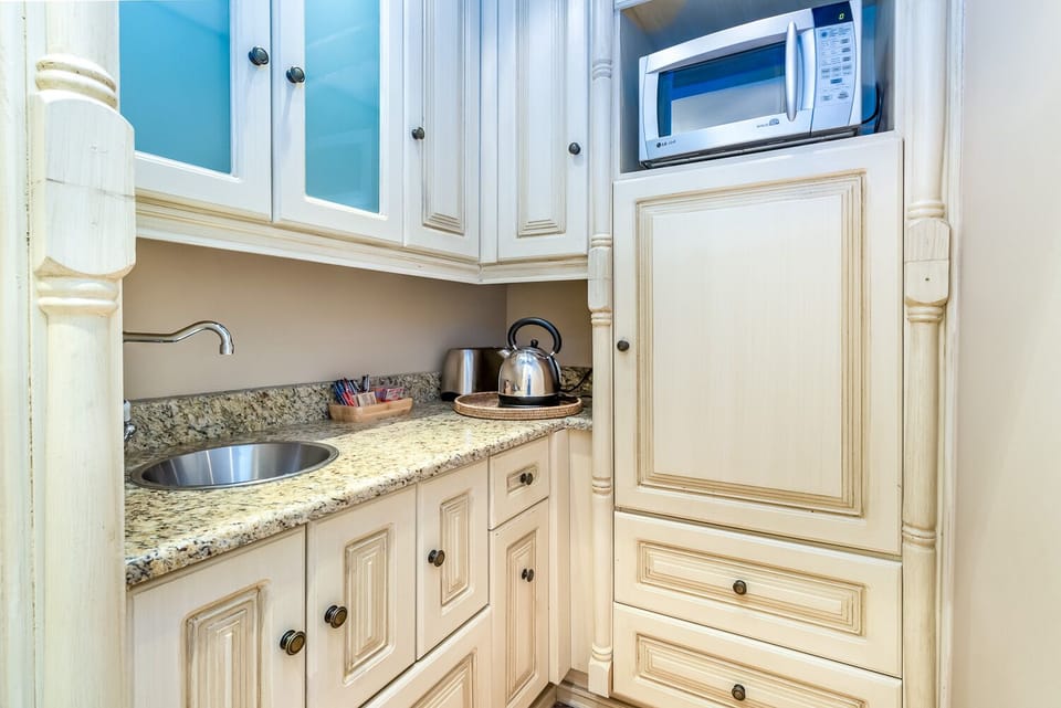 Luxury Suite | Private kitchen | Microwave, coffee/tea maker, electric kettle