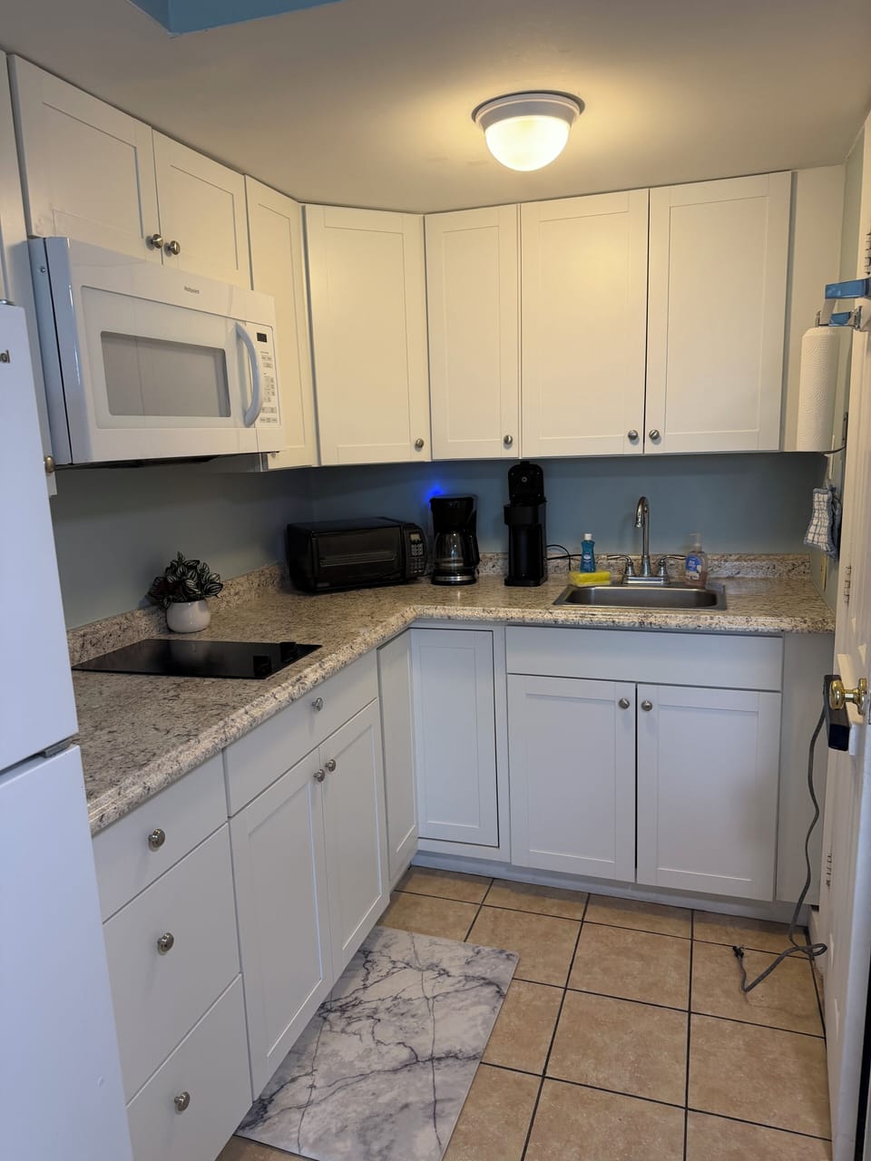 Fully Renovated Kitchenette