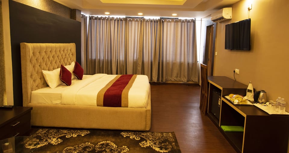 Deluxe Suite | Living room | 32-inch LED TV with digital channels, TV