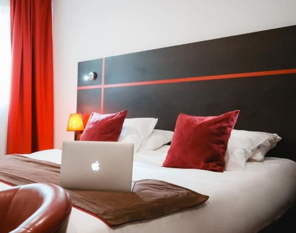Premium bedding, in-room safe, desk, blackout drapes